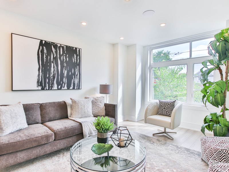 Acoustic stretch ceiling in an open-concept living space